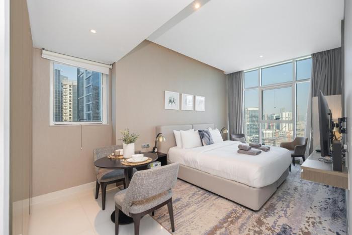 Cozy Waterfront Studio Pool, Gym, Parking