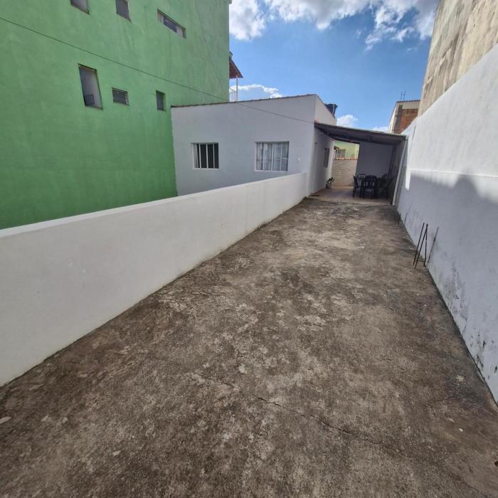 Casa ampla e com garagem