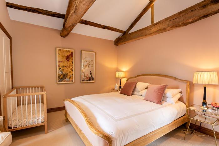 Stunning 4-Bedroom Family Home Near Banbury