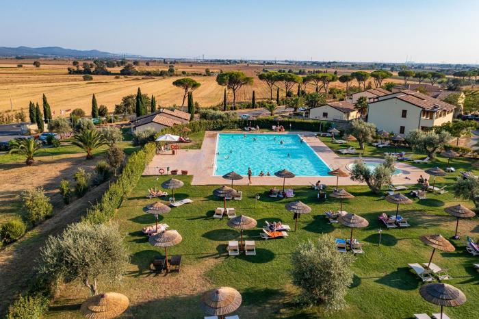 Apartments 6 beds, first floor with private outdoor area, in Residence with swimming-pool