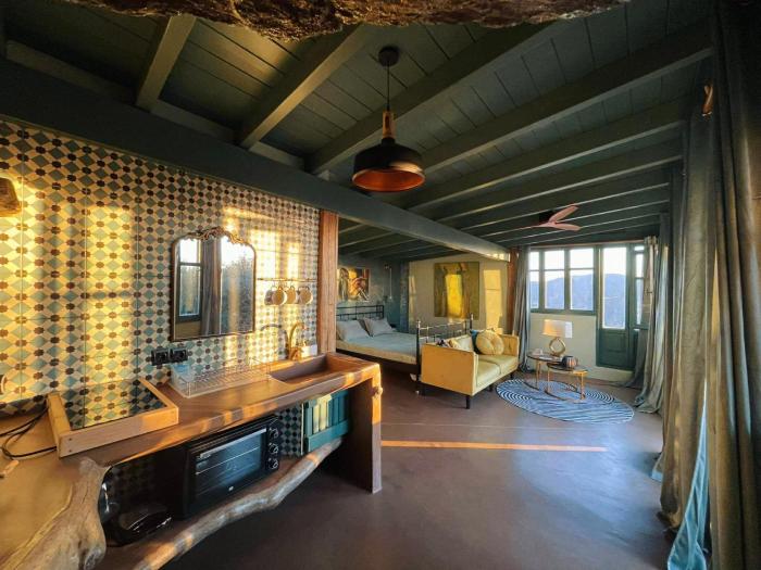 Secret garden in the Cyclades, a light retreat