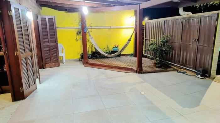 Casa aconchegante com 2 quartos com ar condicionado, 2 camas de casal, com garagem privativa