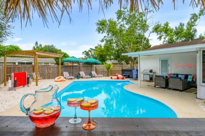 Resort Style Backyard Tiki Bar Pool Hot Tub