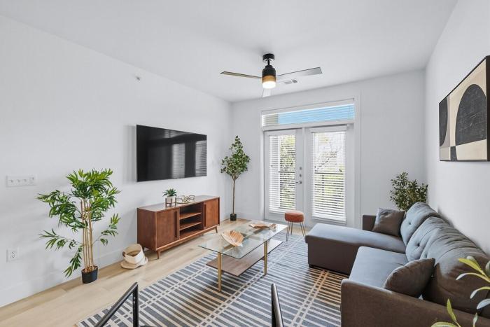 412 Stylish 2B2B Resort Style Pool & Gym, Golf Simulator, 7M to Dickies Stadium, 15M to AT&T stadium