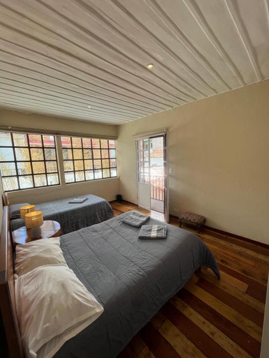 Beautiful fully equipped hostel in a quiet area 5 blocks from Calderon Park