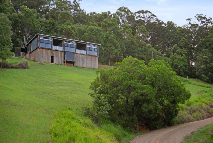 Mantra Guest House - Noosa Hinterland Stay with Views and Private Deck
