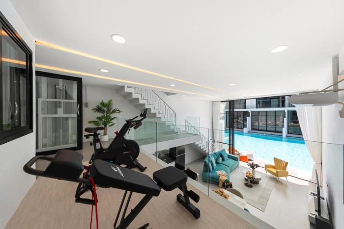 Pool Access Large Townhouse