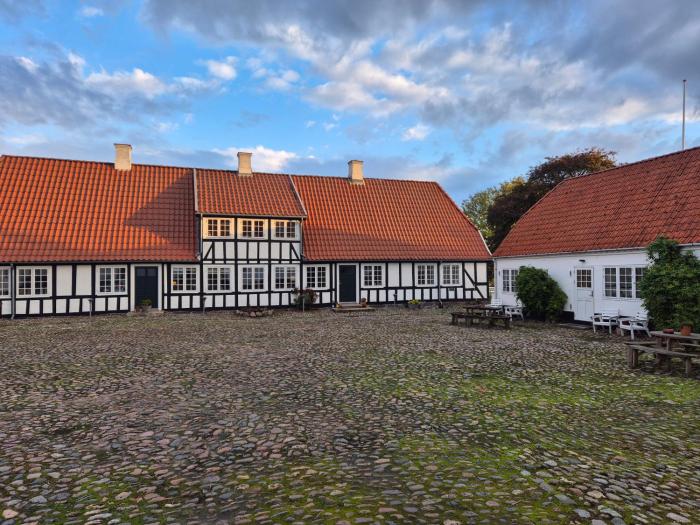 Mini-lejlighed med køkken - delt bad og toilet med nabolejlighed