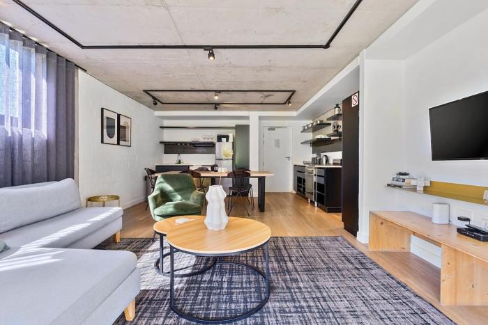 Explore the vibrant heart of Cape Town- 2 bed apmt