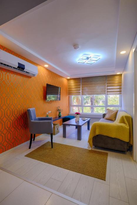 Hadrian Modern Amber Apartment in Prime Old Town Location