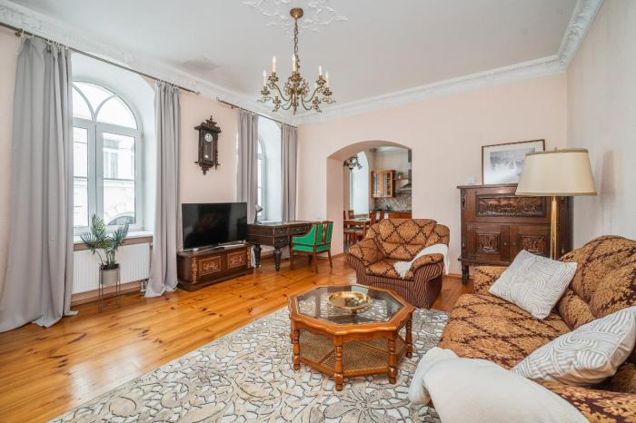 Heritage One Bedr Apartment by the Gates of Dawn by Reside Baltic