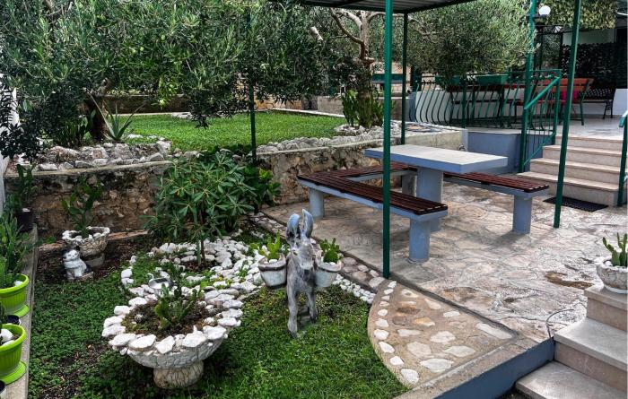 Nice Apartment In Duce With House Sea View