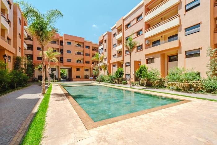 4BR Duplex - Jacuzzi - 10 min walk to M Avenue with Parking and Pool