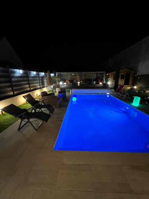 Maison avec piscine chauffée jacuzzi a1 heure paris 10 mn du centre ville