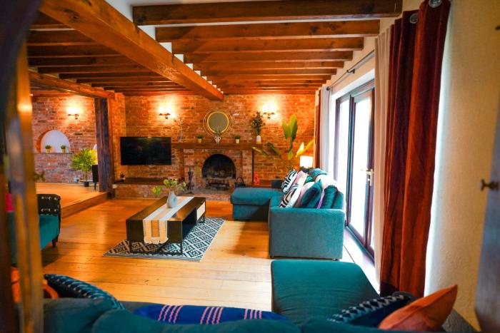 5BR Cambridge Crown Residence - Parking Included