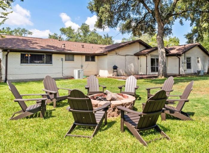 Pet-Friendly Aggie Village - Fire Pit Games and walk to Texas AnM