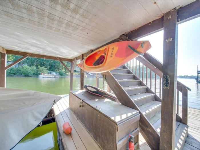 3 BR Cozy Lakefront Cottage