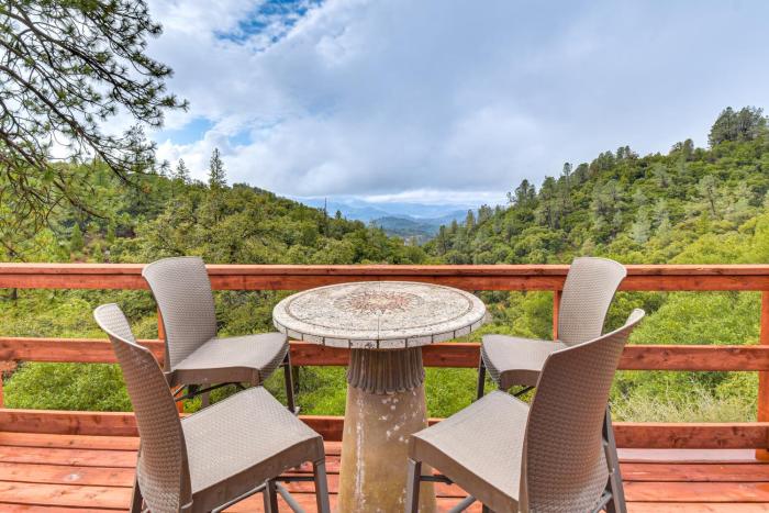 Mtn-View Coulter Escape with Rustic Tree Lookout
