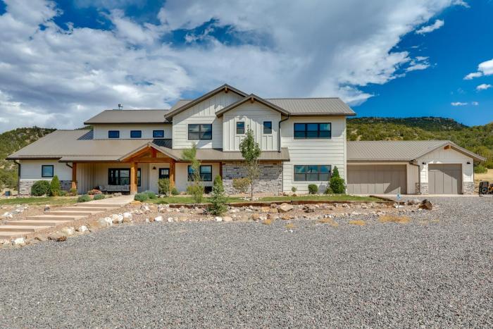 Natl Forest Access & Mtn Views: Family Eagar Home