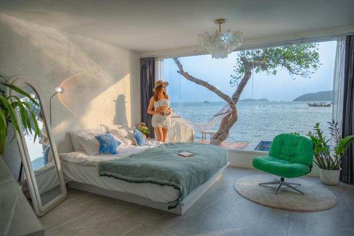 White Beachfront Pool Villa Koh Larn