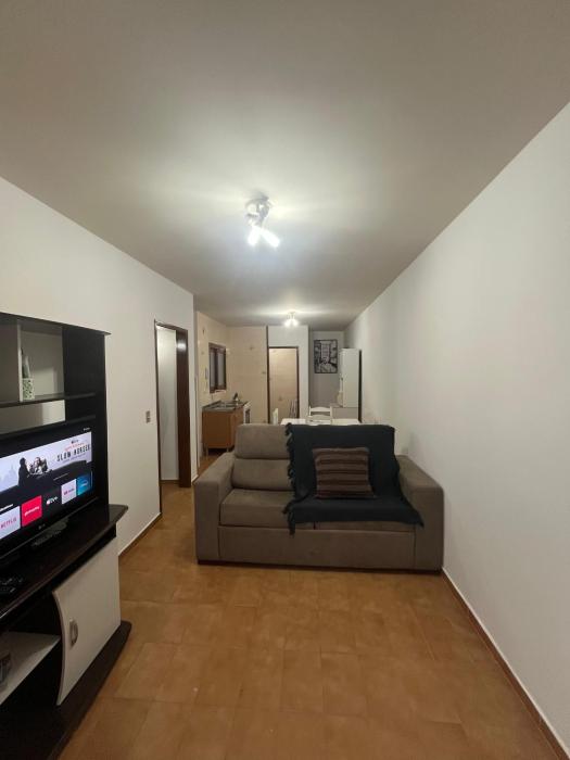 Apartamento de 01 dormitório no centro, 100m da praia