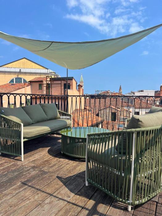 Stylish Apt w Panoramic Terraces Heart of Venice