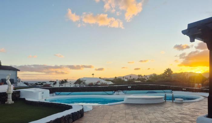 Detached Villa with Stunning Mountain and Sea Views, 14m Pool & sunken Hot Tub