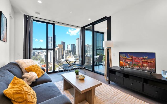 Gorgeous Views - Spacious CBD Skyline Escape - Relaxing Study Area