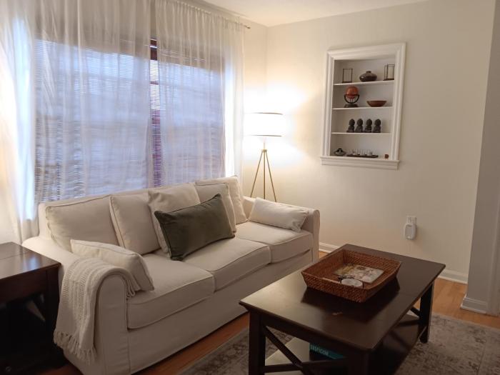 Mid Century Style Cottage Near Historic Downtown