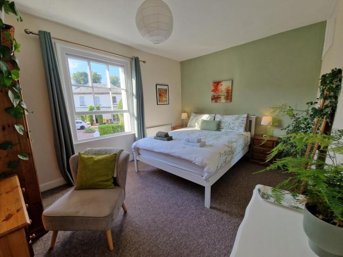 West Street Views 2 - Central apartment with home office