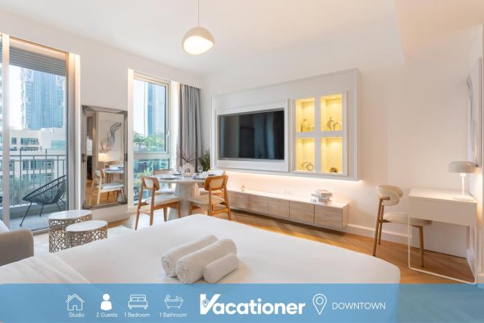 Vacationer Holiday Homes I Luxe Studio I Steps to Burj Khalifa & Dubai Mall I Free Parking, Pool, Gym & Wi-Fi