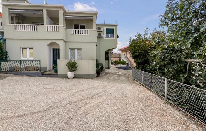 Stunning Apartment In Duce With House Sea View