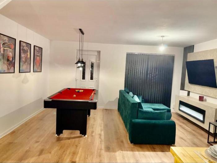 Stylish 3BR House Free Parking Sleeps 6 Pool Table Near Leeds City Centre
