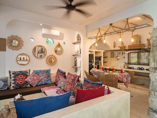 Pabuan Art, Private & Cultured