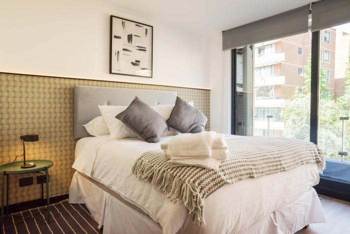 Parkside Oasis Stylish 2BR Retreat with Pool BBQ & Gym Access