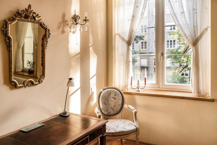 Cosmo - Old Money Apartment