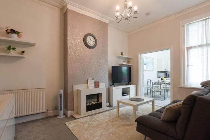 Bloomfield Haven - 2 BR wGarden - North End