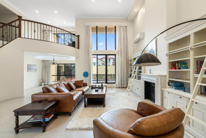 Luxe Villa Spacious Family Home with Pool and Patio