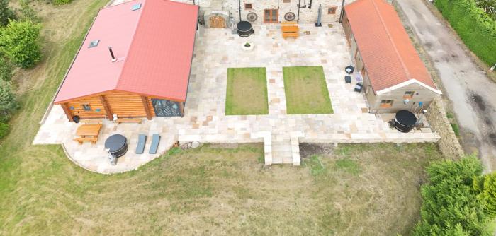 The Oak & The Log Cabin, Sleeps 10, 2 Hot Tubs Near Durham City & Bishop Auckland