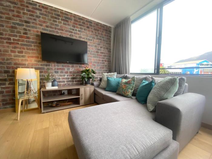 Modern Woodstock Studio with Table Mountain Views