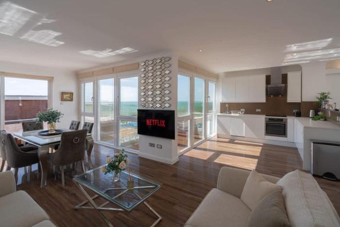 On The Beach Penthouse with Sea View - 3 bedrooms - Roof Terrace - Spa, Sauna, Gym and Pool - Sleeps 6