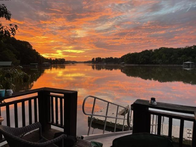 Cottage on Cypress Bay near Paris Landing State Park
