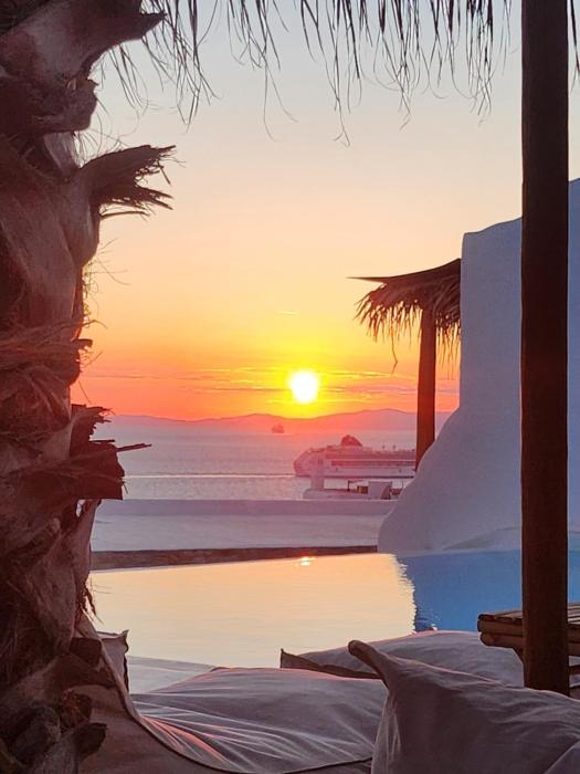 ELLI TROPiCAL LUXURY SUITES SUNSET-INFINITY POOL- SEA SIDE-NEAR CENTER PARKING