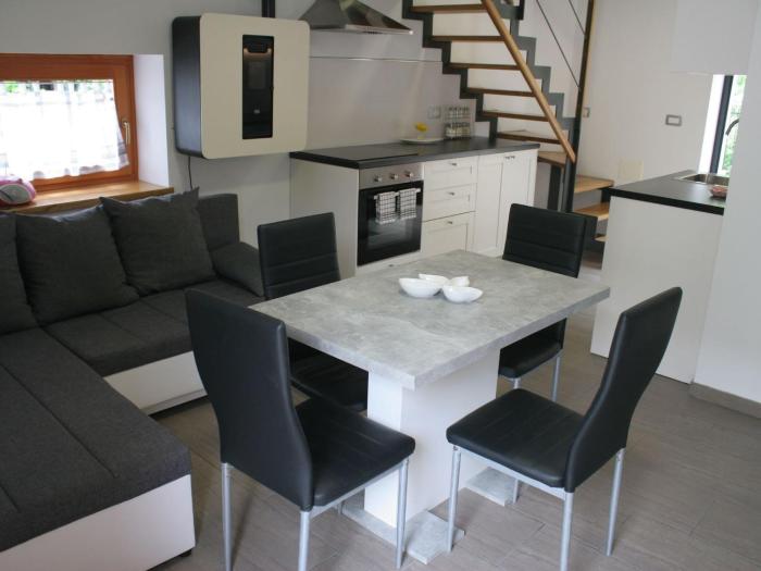 Riverside Rustic Ridge Apartments with Balcony - Two Bedroom Apartment with Balcony