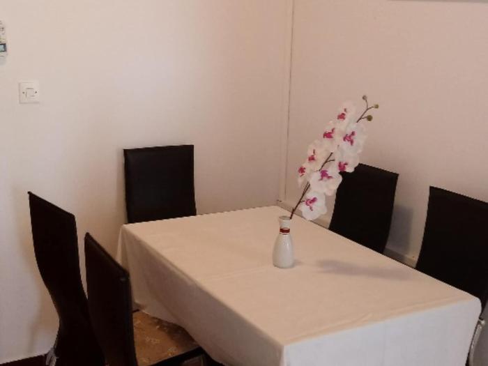 Two Bedroom Apartment with Sea View and Balcony