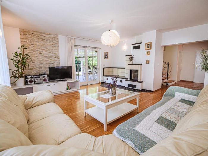 Stunning Rural Holiday Home with Garden and BBQ - Four Bedroom Holiday Home