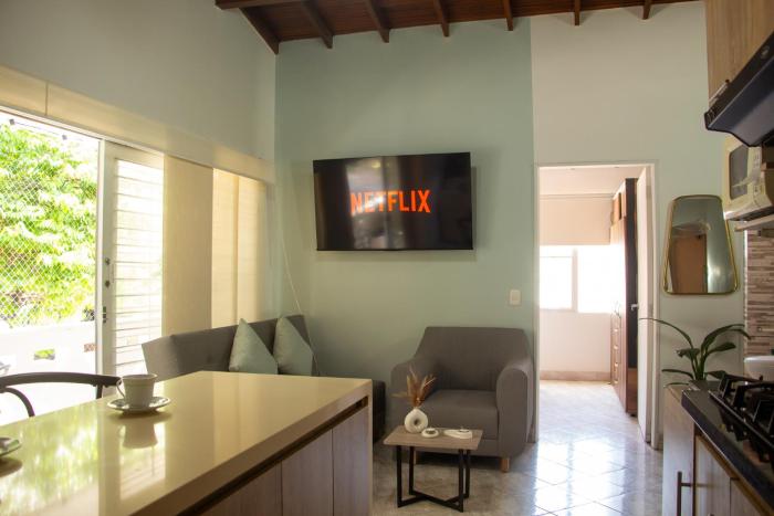 2 Cuadras Estadio - La 70, Laureles, 700MB, AC