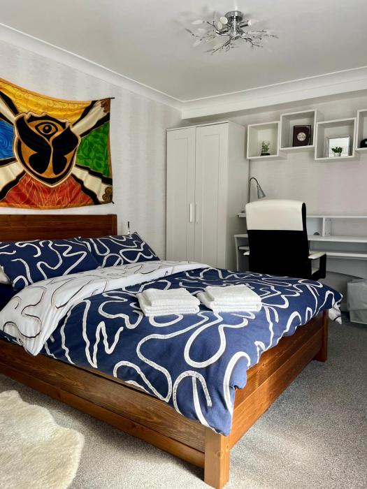 Private Flat in City Centre with Parking