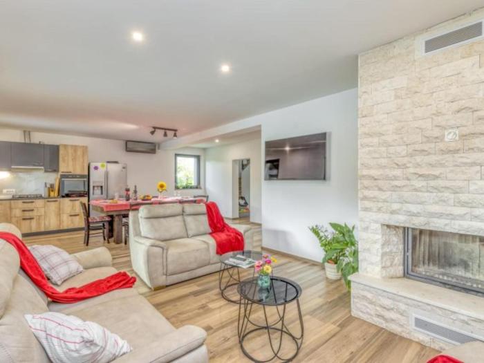 Four Bedroom Holiday House Mali Raj with Pool