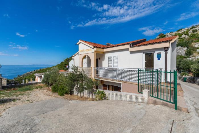 Apartments with parking space Makarska - 24464